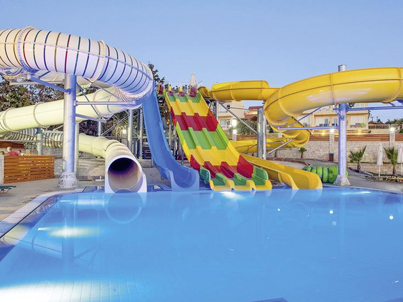 Kleurrijke regenboog glijbanen bij zwembad van Gouves Waterpark Holiday Resort Kreta