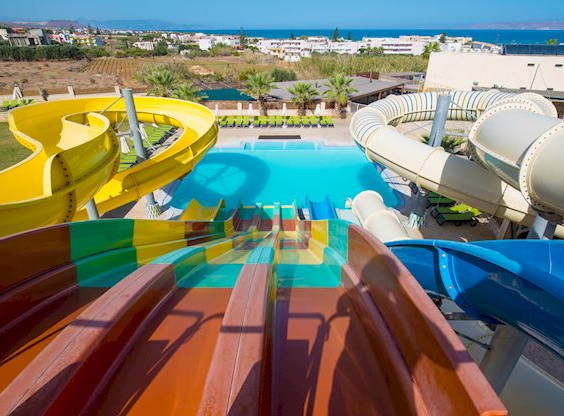Kleurrijke raceglijbanen met meerdere banen in Gouves Waterpark Holiday Resort Kreta