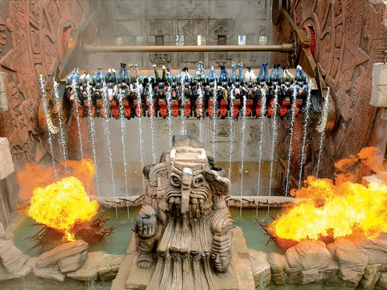 De spectaculaire attractie 'Talocan' in Phantasialand die bezoekers door waterfonteinen en langs grote vlammenwerpers zwiert.