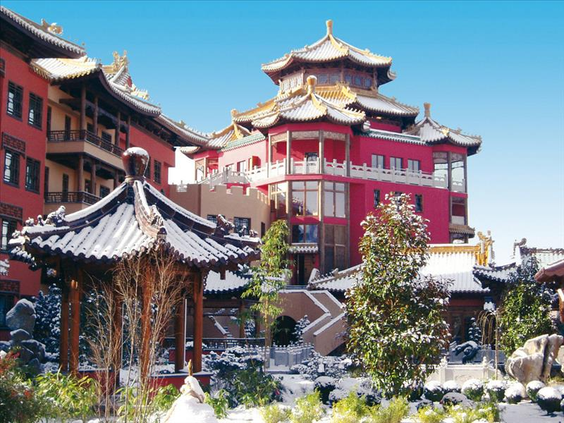 Het Aziatische themahotel Ling Bao in Phantasialand bedekt met een laag sneeuw tijdens Wintertraum, de winteropening.