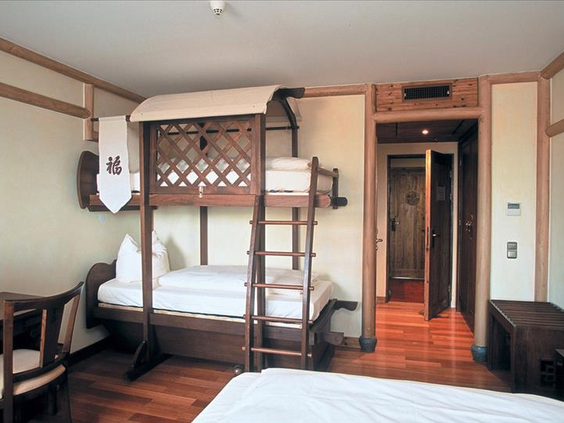 Familiekamer in Hotel Ling Bao met een speciaal ontworpen houten stapelbed in Aziatische stijl voor de kinderen.