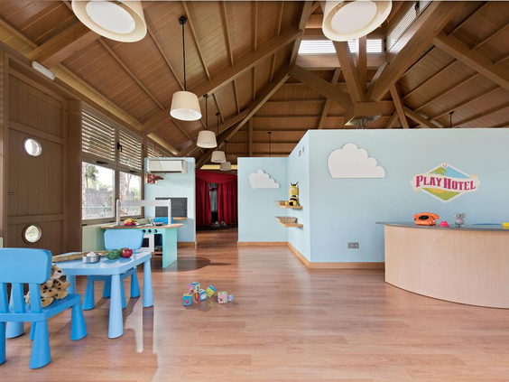 De vrolijke en lichte speelruimte van de kidsclub bij Maspalomas Princess, met kindermeubilair en speelgoed.
