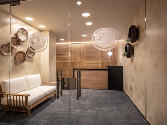 De moderne en rustgevende entree van de spa van Hotel Maspalomas Princess, met een strak design en comfortabele zithoek.