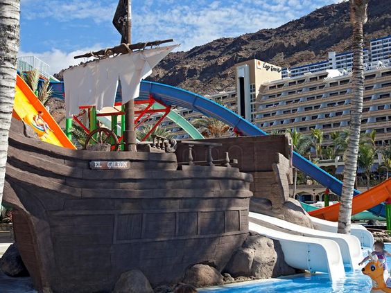 Groot piratenschip speeltoestel met diverse glijbanen in het kinderbad van het waterpark bij Hotel Paradise Lago Taurito op Gran Canaria.