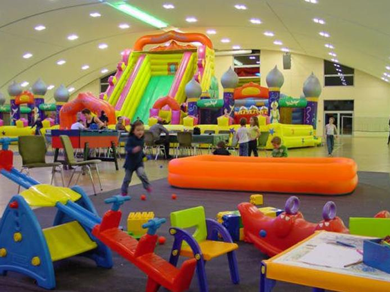 Het grote indoor Kinderparadijs in Hotel Sauerland Stern vol met kleurrijke speeltoestellen, klimrekken en een groot springkussen.