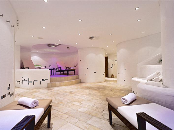 Een moderne, witte wellness-rustruimte in Hotel Sauerland Stern met comfortabele ligbedden en sfeervolle sterrenhemel verlichting.