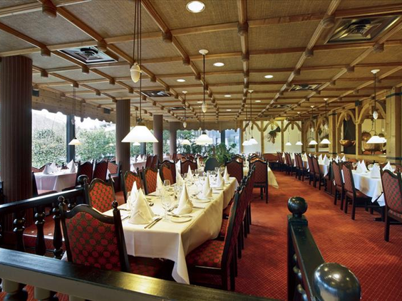 Het ruime en sfeervolle buffetrestaurant van Hotel Sauerland Stern met netjes gedekte tafels voor het diner.