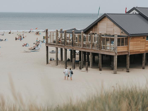 Restaurant op palen aan het strand op de Waddeneilanden met uitzicht op zee