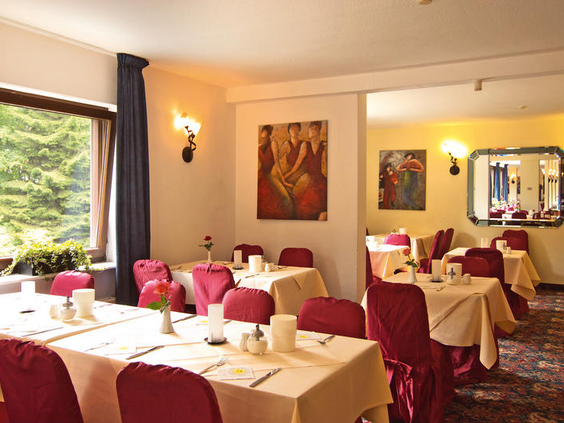 De gezellige ontbijtzaal en het restaurant van Hotel Winterberg Resort, met netjes gedekte tafels voor de gasten.
