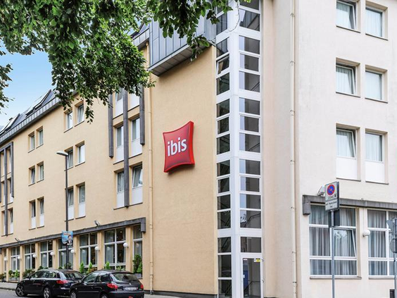 De buitenkant van het kindvriendelijke Ibis Hotel in het centrum van Aken, een ideale uitvalsbasis voor een familievakantie in de stad.