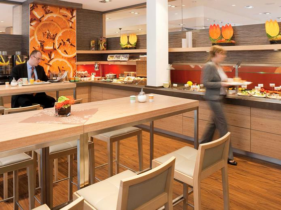 Het uitgebreide ontbijtbuffet in het Ibis Hotel in Aken, met een ruime keuze aan broodjes, beleg, fruit en sappen.