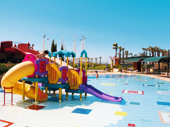 Het vrolijk gekleurde kinderbad met waterspeeltuin en kleine glijbaantjes bij hotel Pegasos World in Side, Turkije.