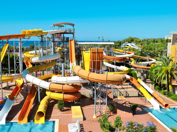 Het spectaculaire waterpark van hotel Pegasos World in Side, Turkije, met een groot aantal verschillende waterglijbanen.
