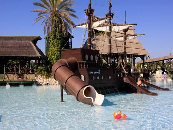 Het avontuurlijke piratenschip in het zwembad van Pegasos World in Side, met een spannende waterglijbaan.