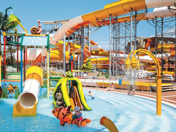 Het waterspuitpark en kinderbad van hotel Pegasos World in Side, met leuke glijbanen en waterspeeltoestellen.