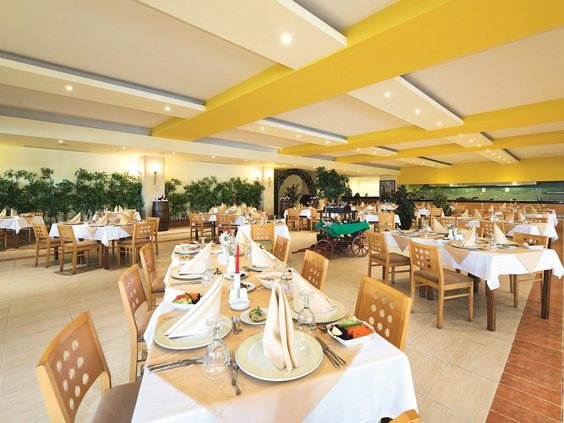 Het ruime en sfeervolle buffetrestaurant van hotel Pegasos World in Side, met netjes gedekte tafels.
