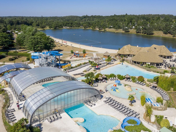 Camping Les Alicourts Resort- luchtfoto zwembad en meer