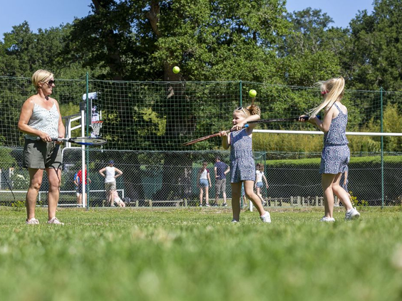 Camping Les Alicourts Resort- tennis
