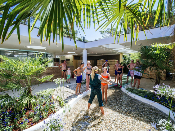 Het enthousiaste animatieteam van Zaton Holiday Resort staat met een groep kinderen klaar voor een activiteit in het amfitheater.