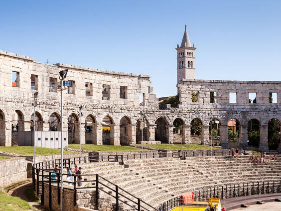 Het indrukwekkende Romeinse amfitheater van Pula in Istrië, een populaire culturele bezienswaardigheid voor een dagtrip in Kroatië.