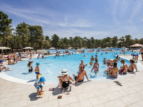 Kinderen en ouders spelen en spetteren in het ondiepe kinderbad op het kindvriendelijke vakantieresort Zaton in Noord-Dalmatië.