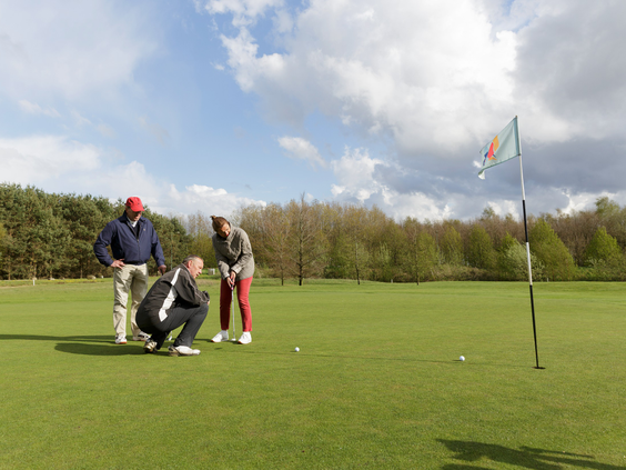 Golfers op de 9-holes golfbaan die direct naast Vakantiepark Sandur in Emmen ligt.