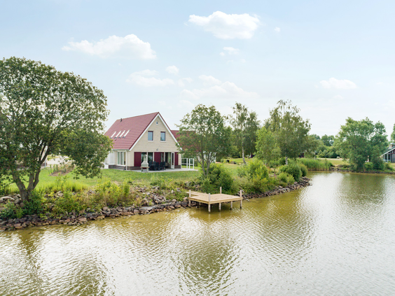 Vrijstaand vakantiehuis op Vakantiepark Sandur met een eigen aanlegsteiger direct aan de Grote Rietplas in Drenthe.