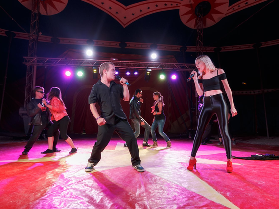 Professionele zangers en dansers treden op tijdens een spectaculaire avondshow in de circustent op camping Domaine des Ormes.