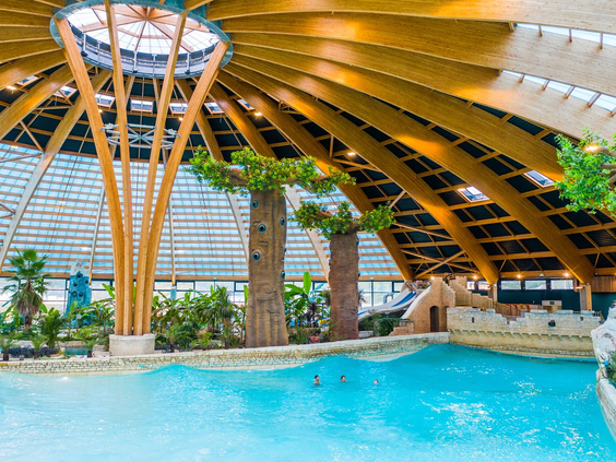 Kindvriendelijke camping Domaine des Ormes in Bretagne met een groot overdekt zwemparadijs met een golfslagbad en een unieke houten koepe