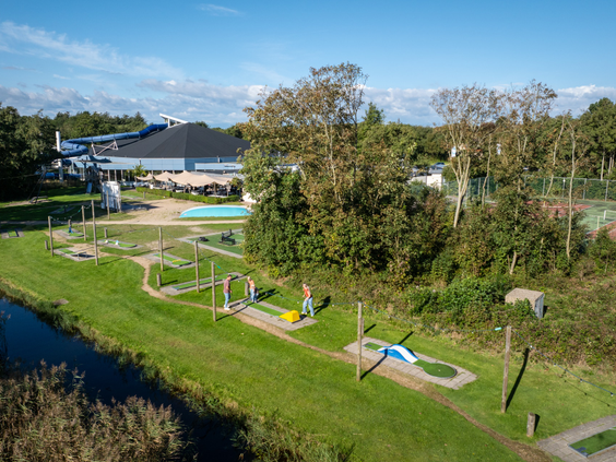 Midgetgolfbaan met leuke hindernissen op een grasveld op vakantiepark Kustpark Texel.