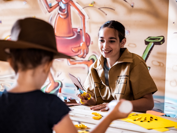 Kinderen doen een knutselactiviteit onder begeleiding van het animatieteam op Kustpark Texel.