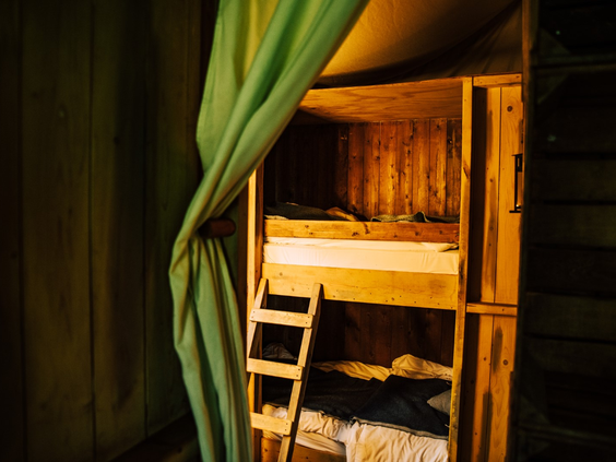 Gezellig stapelbed in de glamping tent van Hohenwarter Seehof, perfect voor kinderen die dol zijn op avontuurlijk slapen.