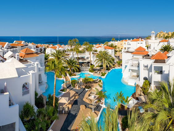 Prachtige tropische tuin bij Lagos de Fañabe Beach Resort met palmbomen en groene planten