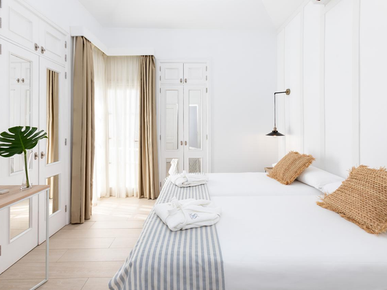 Gezinsvriendelijke kamer in Lagos de Fañabe Beach Resort met tropisch interieur en ontspannende sfeer