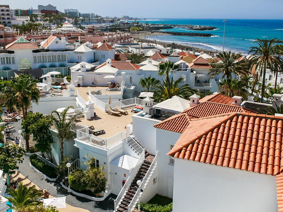 Lagos de Fañabe Beach Resort met strakke witte gevels direct aan het zandstrand