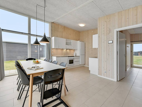 De lichte eethoek en moderne open keuken van een Design Plus vakantiewoning bij Lalandia Billund.