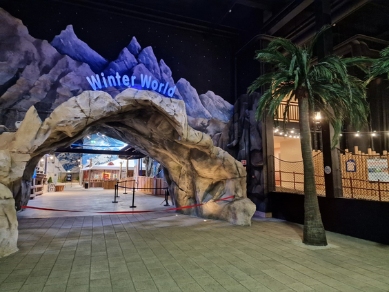 De ingang van Winter World bij Lalandia Billund, een indoor sneeuwwereld met een rotsachtige poort