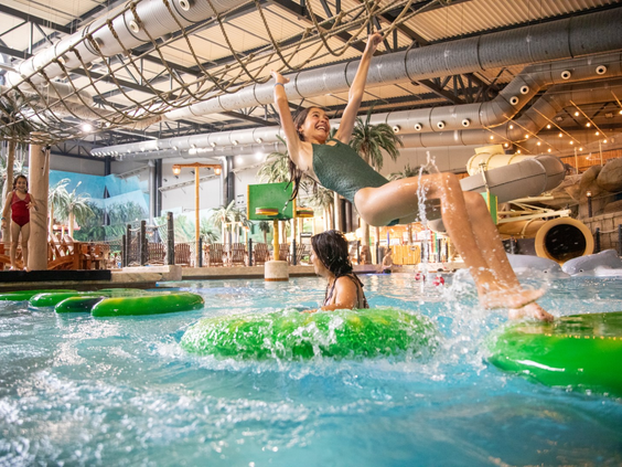 Kinderen die spelen op de leuke waterhindernisbaan in het Aquadome waterpark van Lalandia Billund in Denemarken.