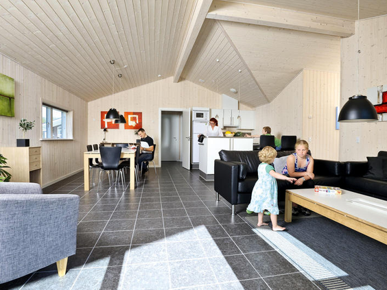 De ruime en lichte woonkamer van een Classic Plus vakantiehuis in Lalandia Billund, waar een gezin ontspant.