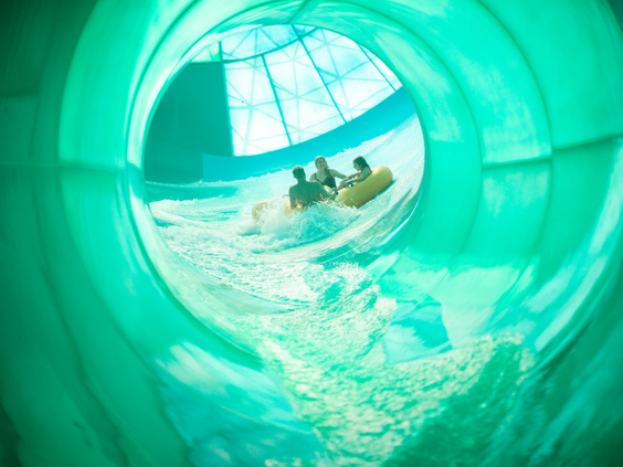 Met een band door de spectaculaire Tornado trechterglijbaan in het Aquadome waterpark van Lalandia Billund.
