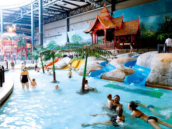 Het tropische kinderbad in het Aquadome van Lalandia Billund, met kleine glijbanen, palmbomen en een Thaise tempel.