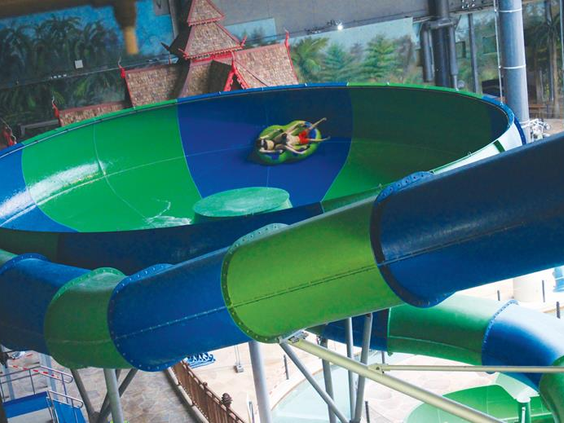 Met een band door de spectaculaire blauw-groene Twister glijbaan in het Aquadome waterpark van Lalandia Billund.