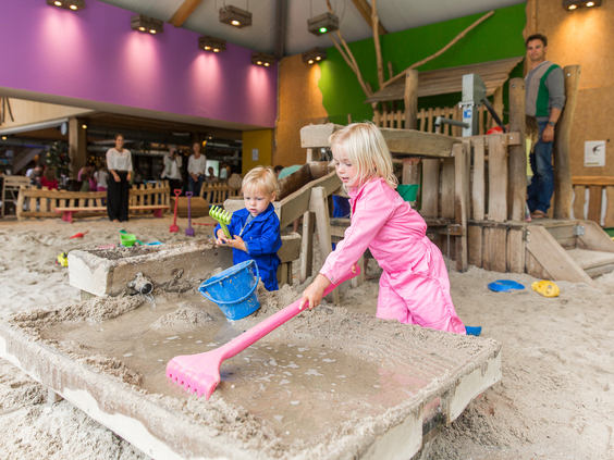 Kinderen spelen in de zandbak tijdens een vakantie met jonge kinderen naar Land van Bartje