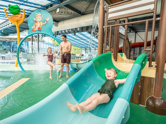 Het kinderzwembad van Landal Het Land van Bartje bevat glijbanen en watertoestellen
