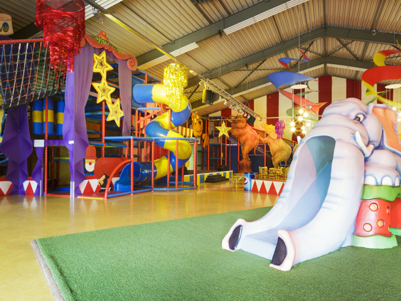 Een groot en kleurrijk indoorspeelparadijs bij Landal Aelderholt met een olifantenglijbaan, klimrekken en ballenbakken waar kinderen zich kunnen vermaken.