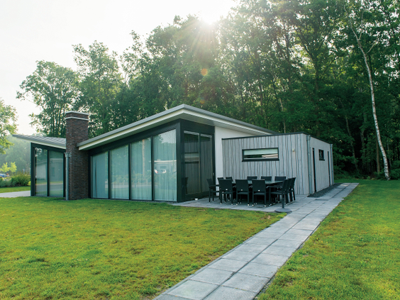 Een moderne design bungalow met grote glazen pui, gelegen in het bosrijke gebied van de Utrechtse Heuvelrug op Landal Amerongse Berg.