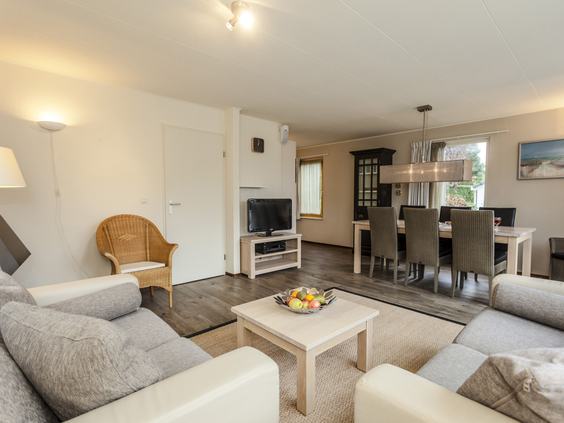 De gezellige en comfortabele woonkamer van een villa op Landal Beach Park Texel, met zithoek en eethoek.