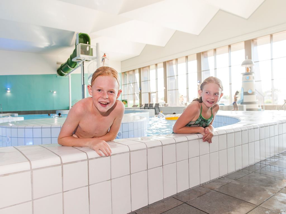 Twee lachende kinderen genieten in het zwemparadijs bij Landal Beach Resort Ooghdyne.