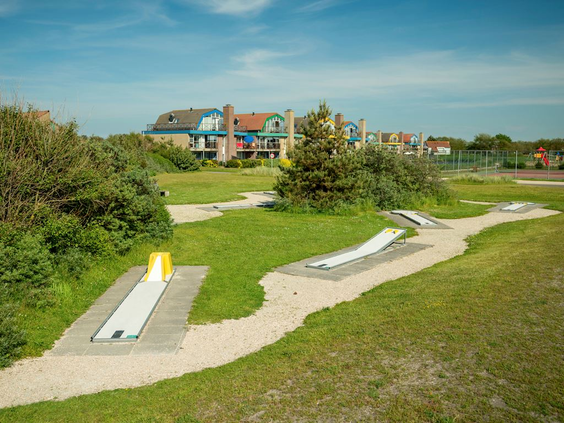 De uitdagende midgetgolfbaan van Landal Beach Resort Ooghdyne, gelegen in een heuvelachtig, groen landschap.