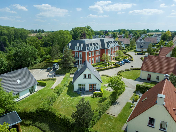 Vakantiehuizen van Landal Cauberg, gebouwd op een groene heuvel met uitzicht over het Limburgse heuvelland.